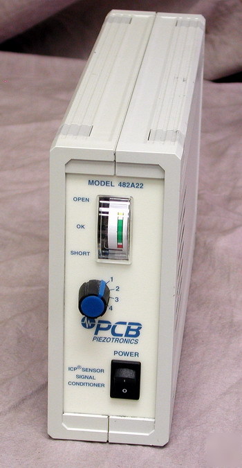 Pcb piezotronics 482A22 accelerometer signal amplifier