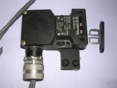 Schmersal safety interlock switch + key, AZ16-02 zvr
