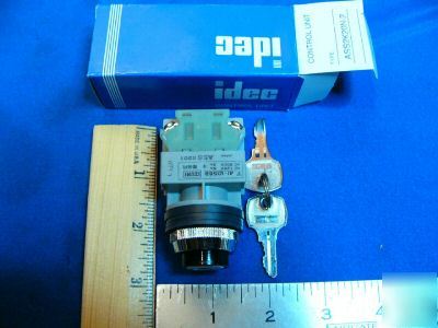 Idec keyed on/off switch 125V 5A - - lot of 5 each