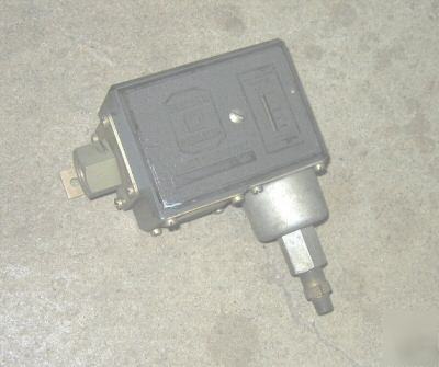 Square d 9012-FLG2 pressure switch 10-75 psi 9012FLG2