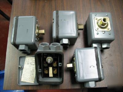 Lot of 5 johnson controls P61CG-1 pressure switches