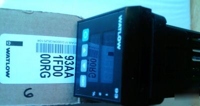 New watlow 93AA1FD000RG temperature controller in box