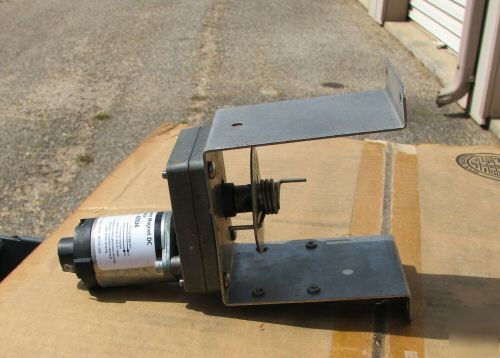 New dayton gear motor 4Z834 12VDC 3.4RPM