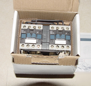 New telemecanique reversing contactor LC2D0901B6 24V