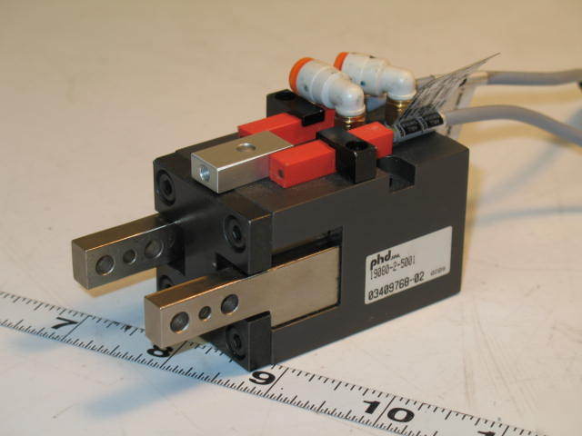 Phd pneumatic air parallel gripper 19080-2-5001 w/senso