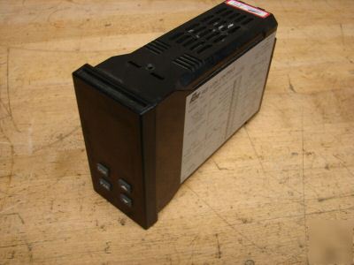 Red lion temperature controller TCU01001 