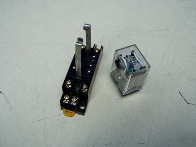 Omron 5A relay w/ base m/n: MY2N-D2