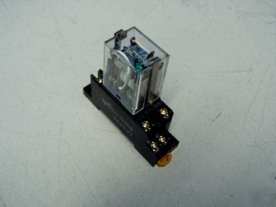 Omron 5A relay w/ base m/n: MY2N-D2