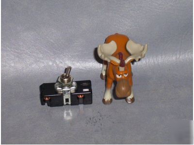 Eaton toggle switch 16A 125 vac 144056-aa