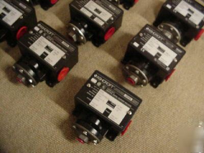 New ashcroft B424B 200PSI pressure switch