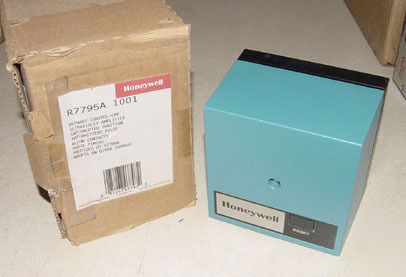 New honeywell burner control R7795A1001 in box