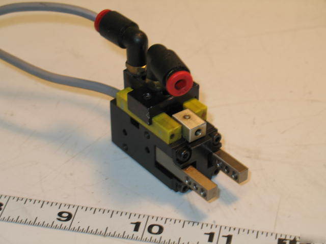Phd pneumatic air parallel gripper 19060-2-5002 w/senso
