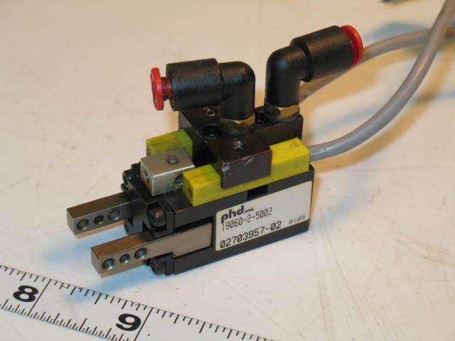 Phd pneumatic air parallel gripper 19060-2-5002 w/senso